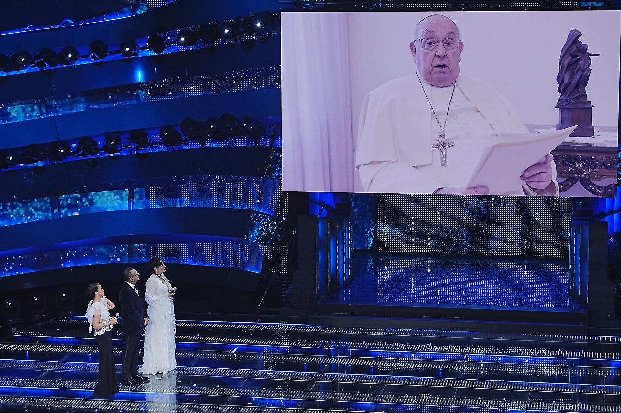 Il Papa a sorpresa a Sanremo con il suo messaggio di pace: “la musica può aprire il cuore”