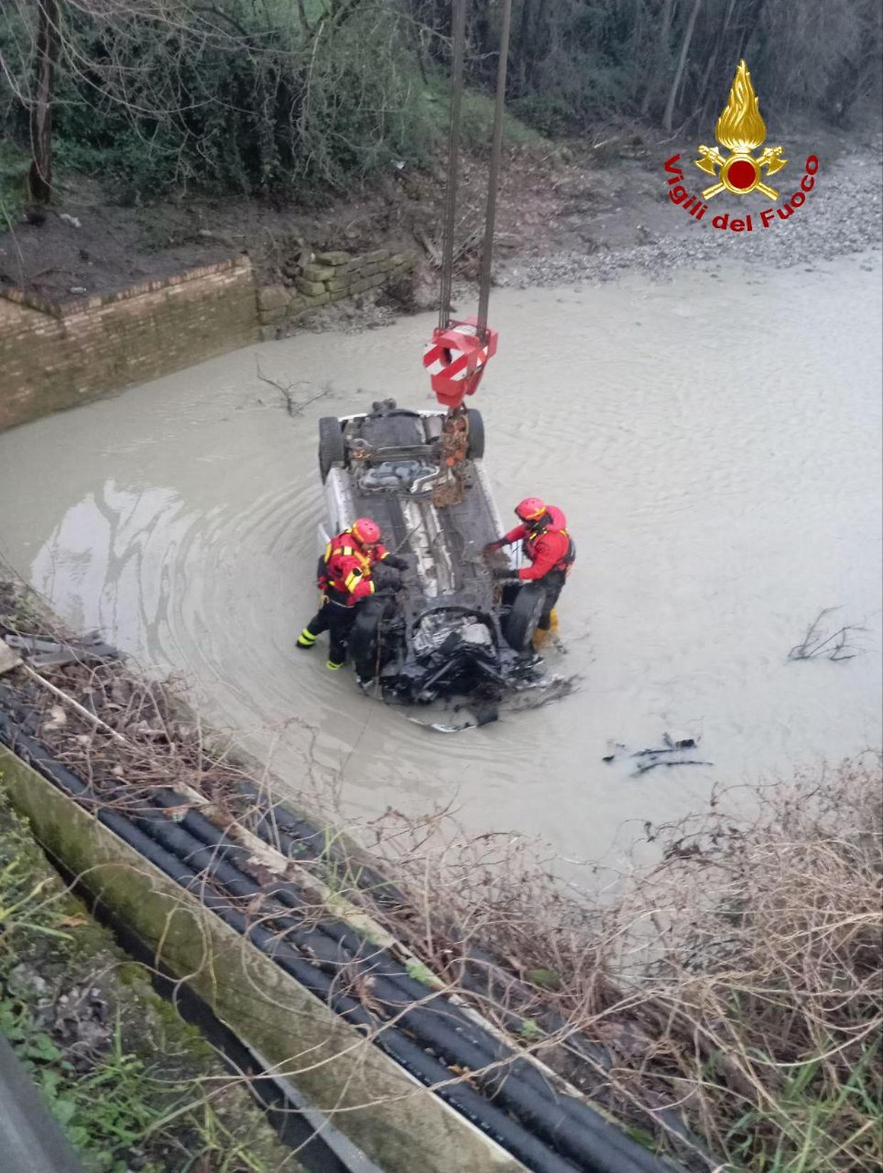 Tragedia sul cavalcavia: auto precipita nel torrente, morta un'88enne