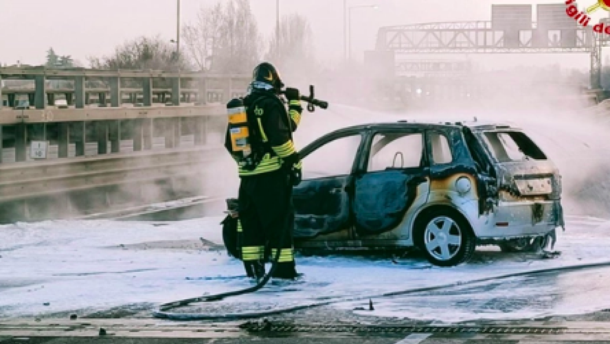 Auto in fiamme all'alba sulla A14: conducente illeso