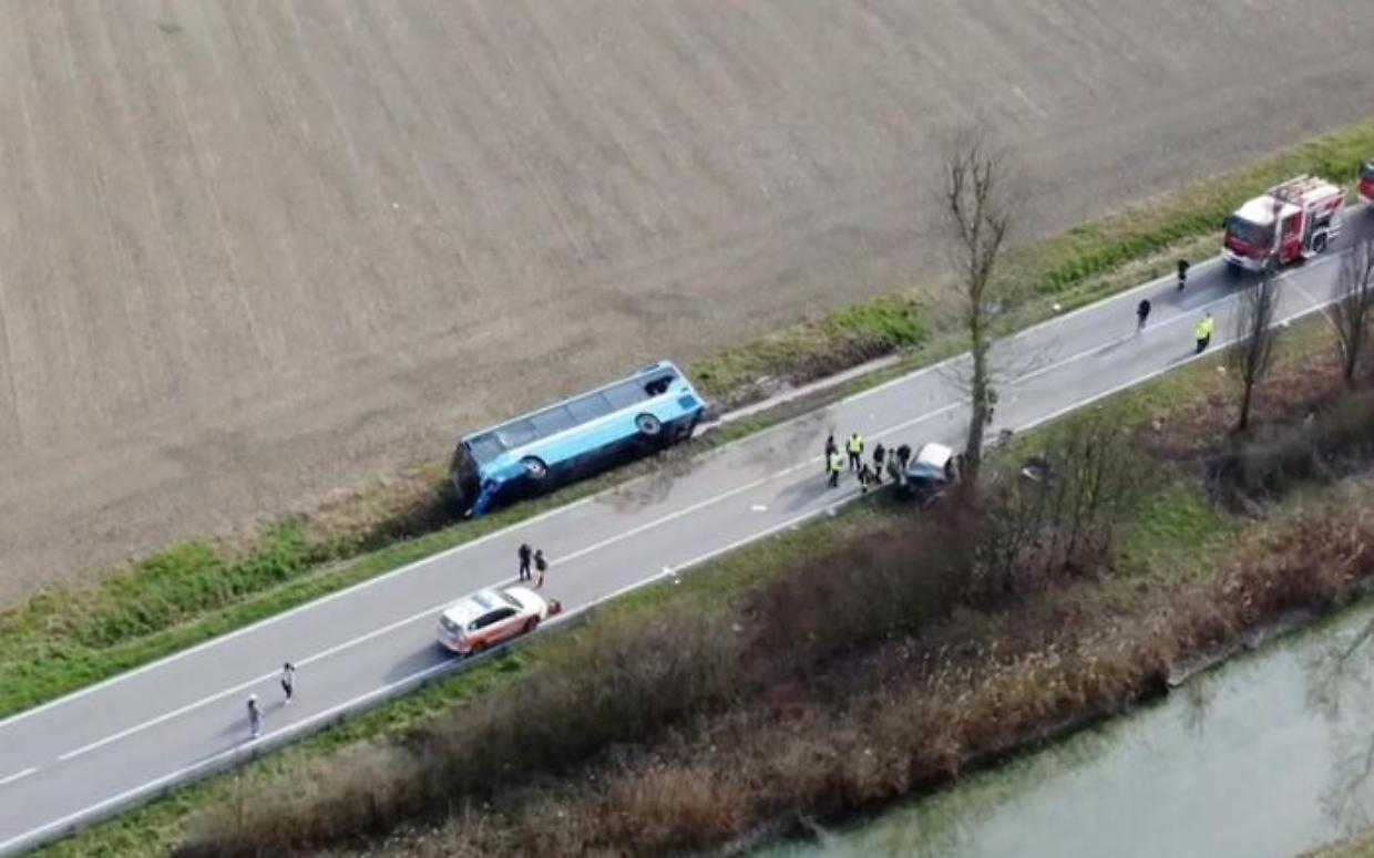 Scontro tra auto e bus di studenti a Ferrara: morta la conducente di 36 anni