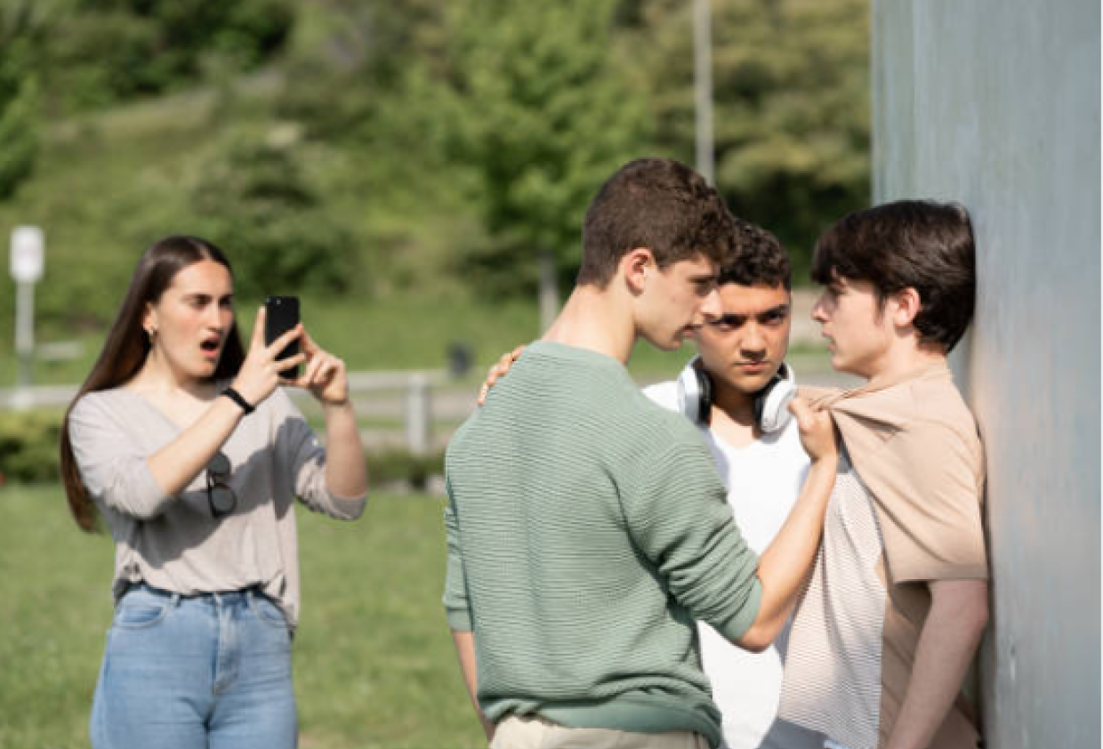 Aggrediscono un coetaneo fuori da scuola: tre giovani denunciati