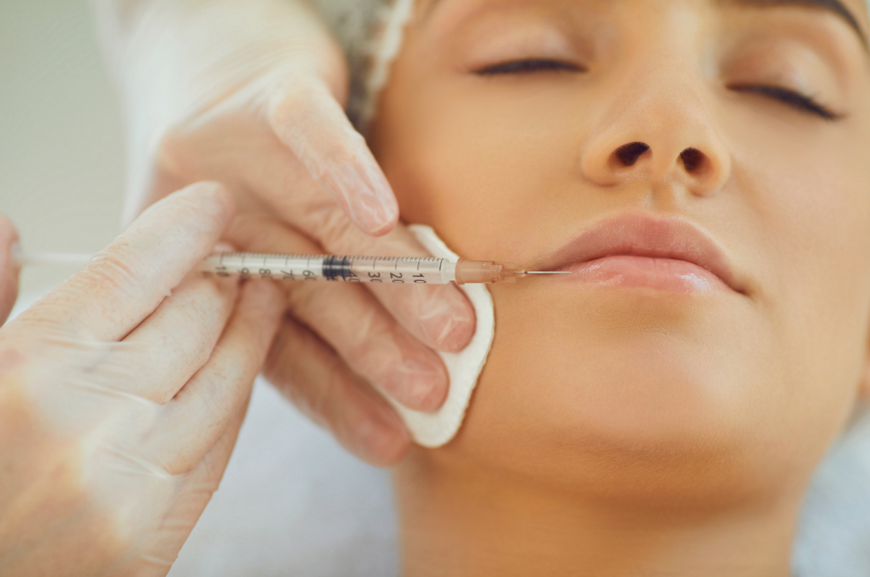 Medico di Bologna sospeso: filler contraffatti e ambulatorio sotto sequestro