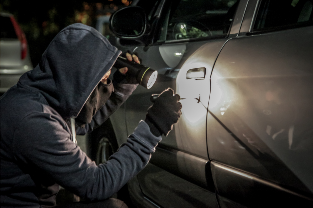 Tenta di rubare un'auto, poi finge un malore e infine aggredisce i carabinieri: arrestato 38enne ghanese a Novellara