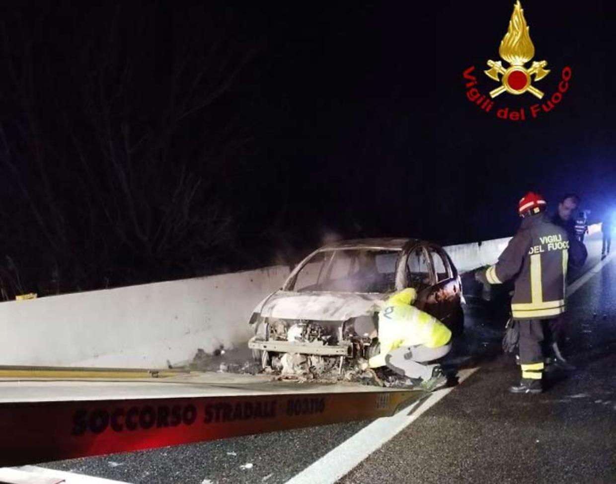 Auto in fiamme sull’A14: traffico bloccato nella notte