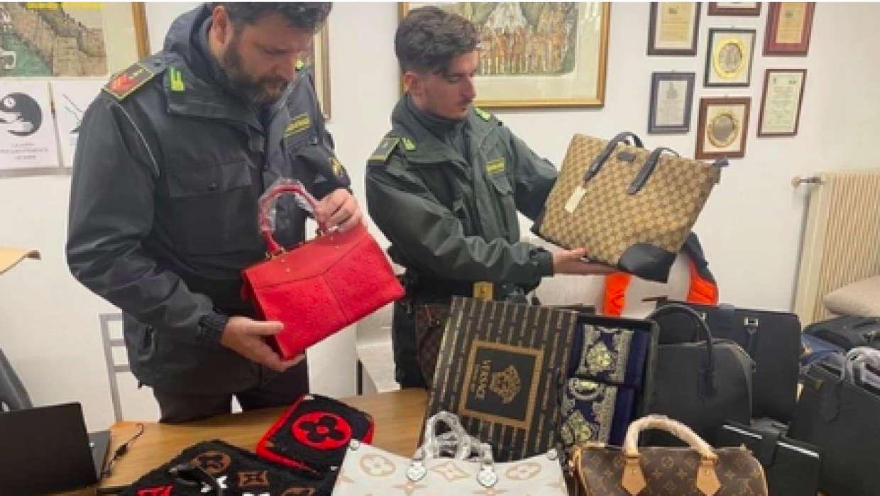 Maxi sequestro di abbigliamento contraffatto tra cui marchi come Louis Vuitton, Dior, Burberry, Disney e Fendi