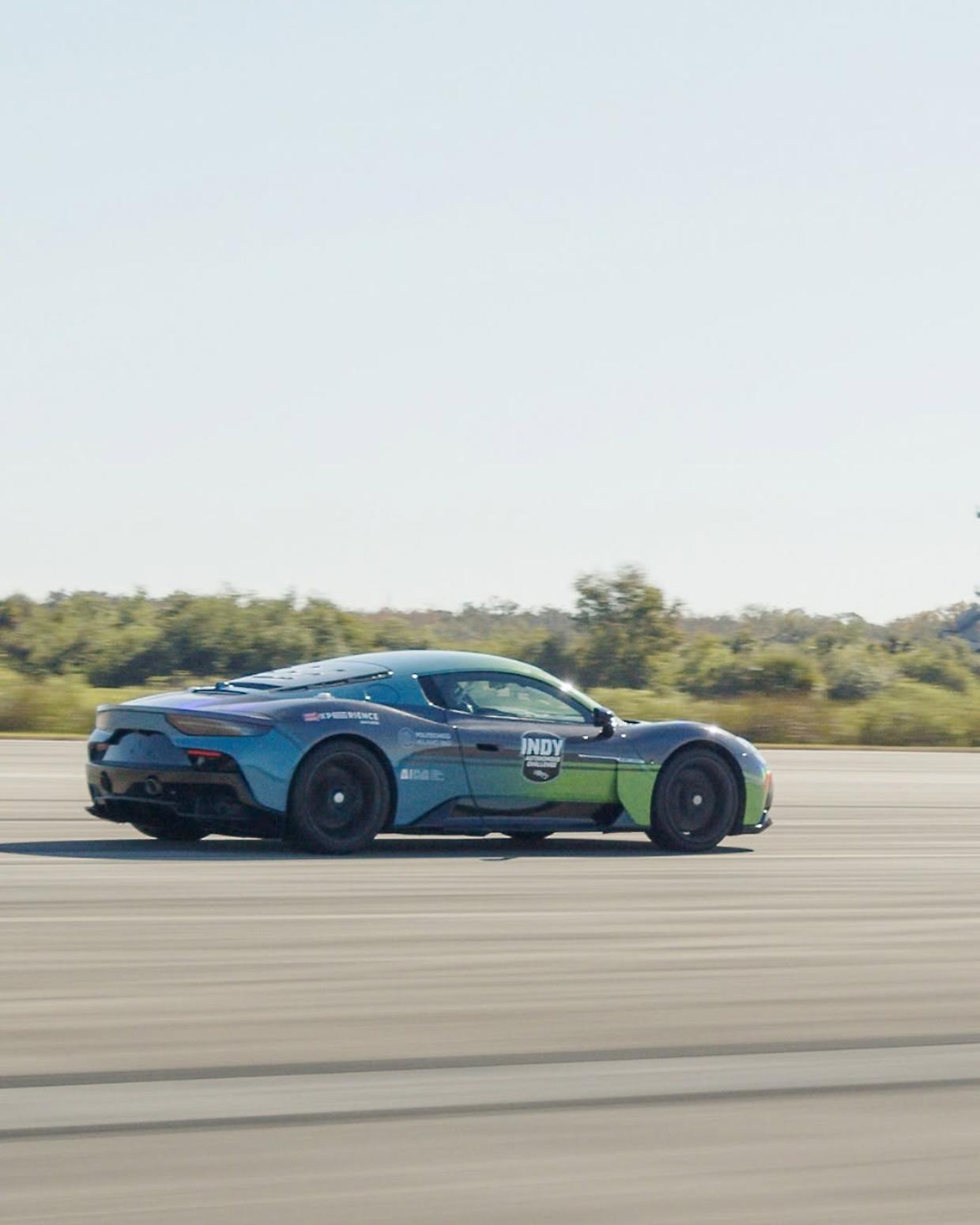 Maserati MC20, nuovo record mondiale di velocità a guida autonoma: sfiorati i 320km/h al Kennedy Space Center