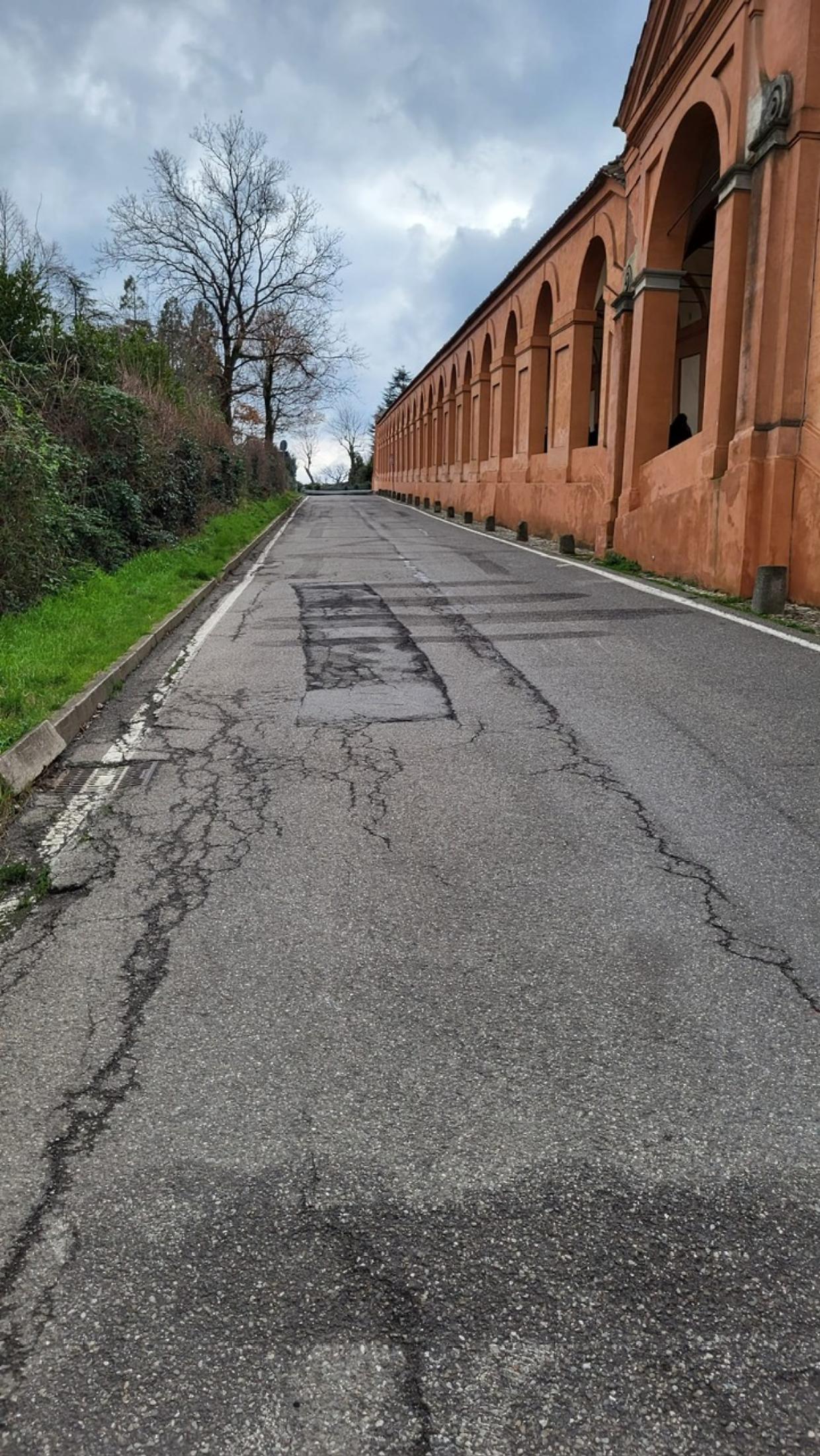 Finalmente cancellata l'oscena scritta a San Luca