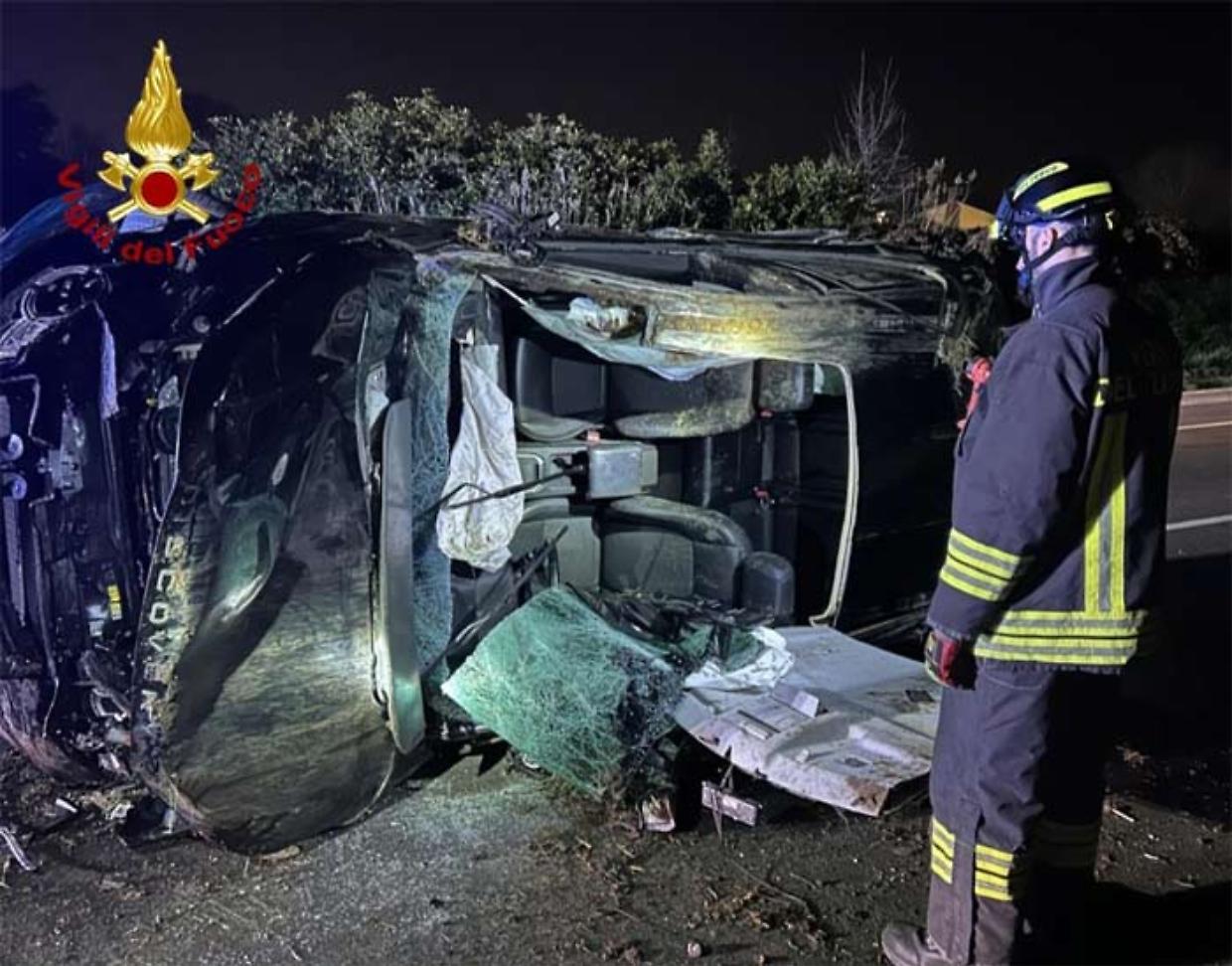 Schianto nella notte a Reggio Emilia: auto distrutta, 50enne incastrata tra le lamiere