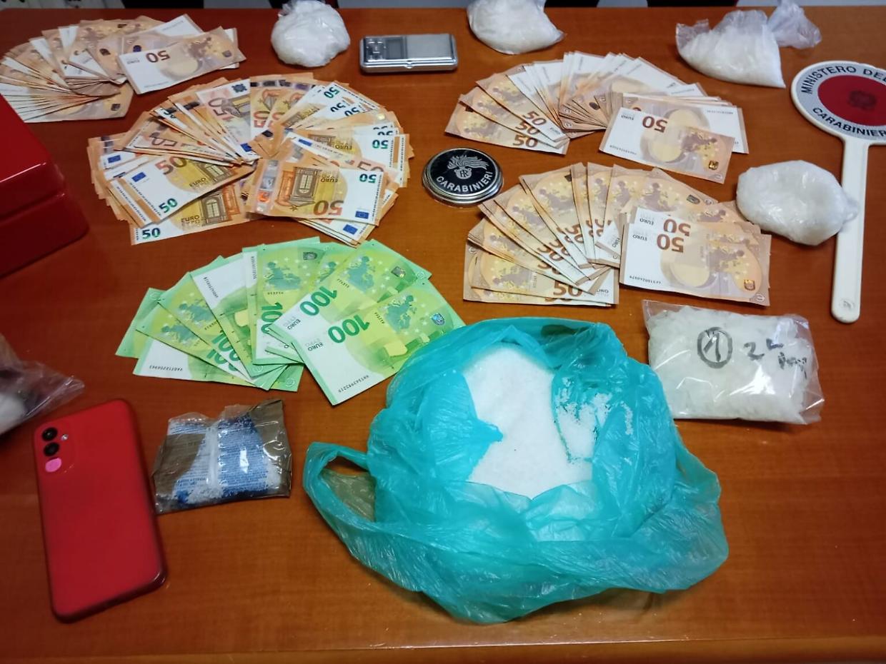 Scoperto un "fiume" di Shaboo in casa di una 29enne: arrestata a Reggio Emilia