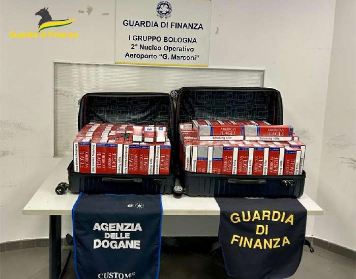 Viaggiava con 30kg di sigarette in valigia: fermato passeggero egiziano al Marconi