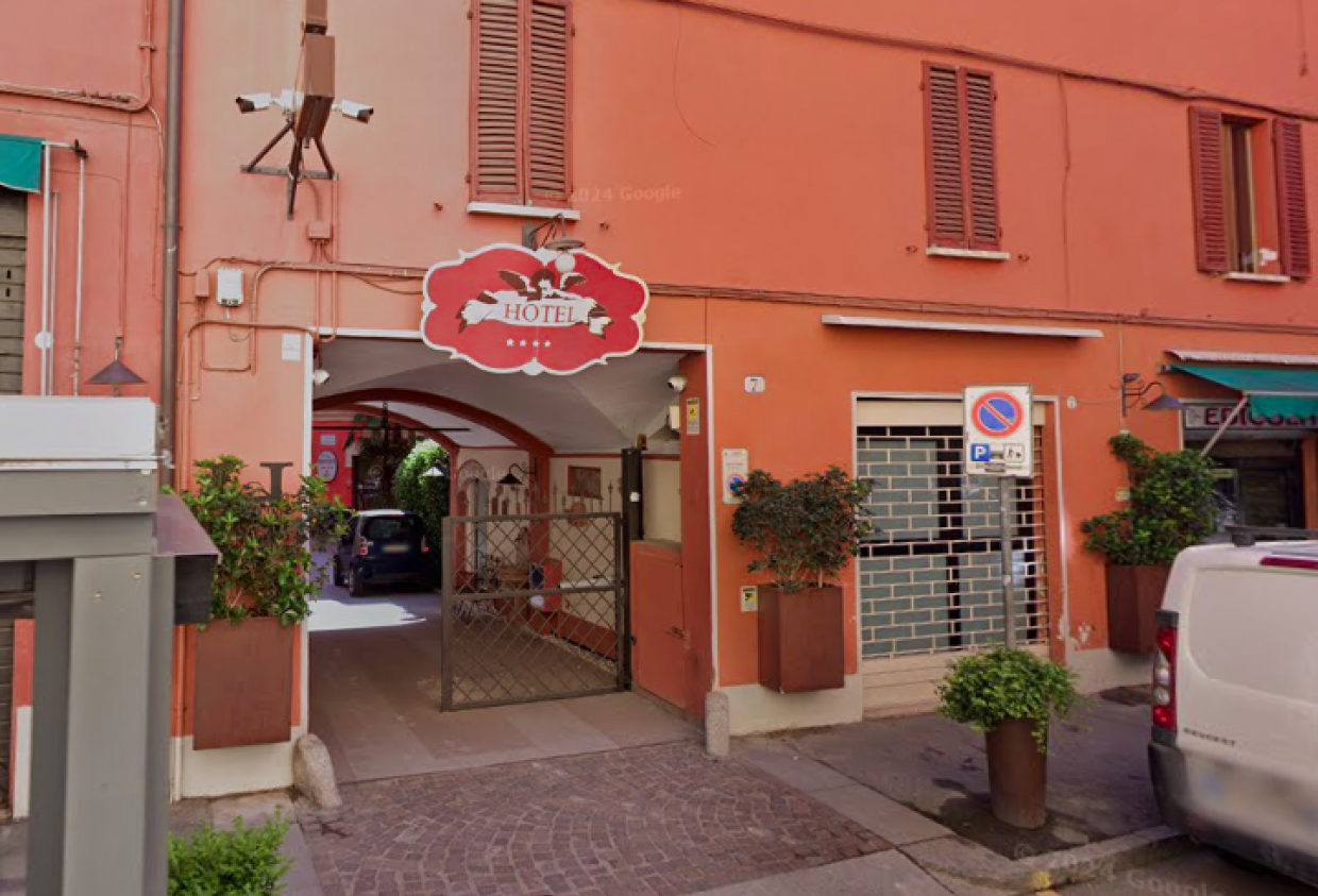 Vandali imbrattano fioriere davanti all'hotel 'Il Guercino': il titolare risponde con iniziative di riqualificazione