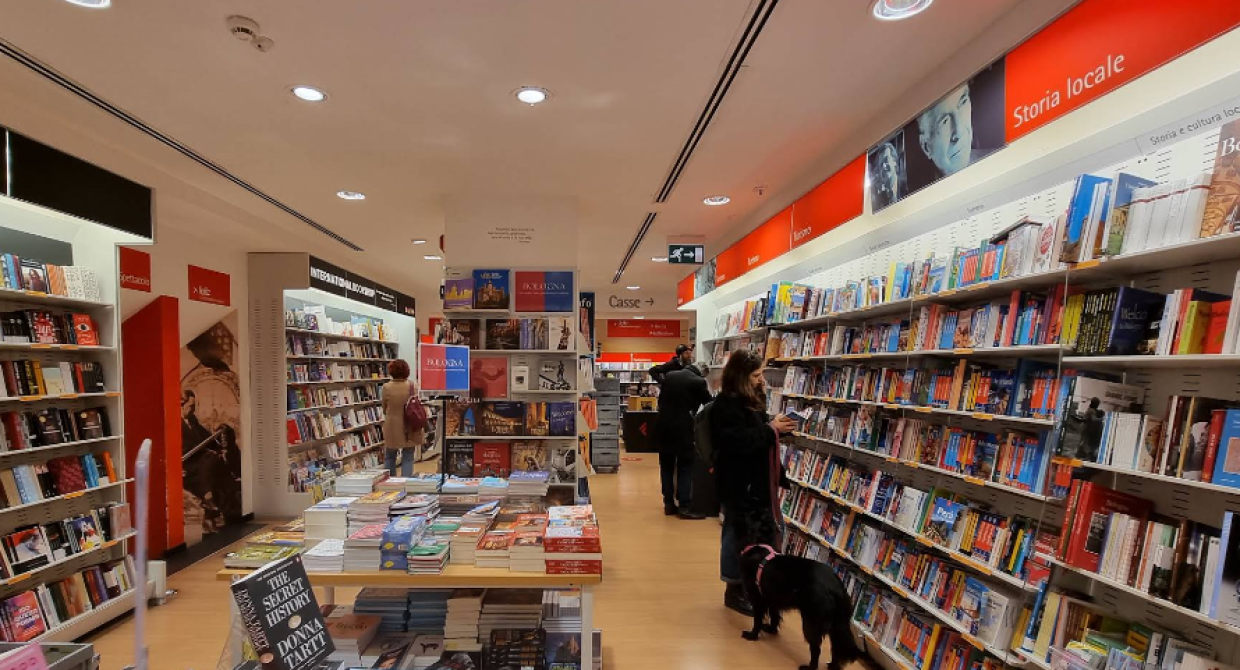Programmata protesta delle librerie Feltrinelli in piazza Ravegnana