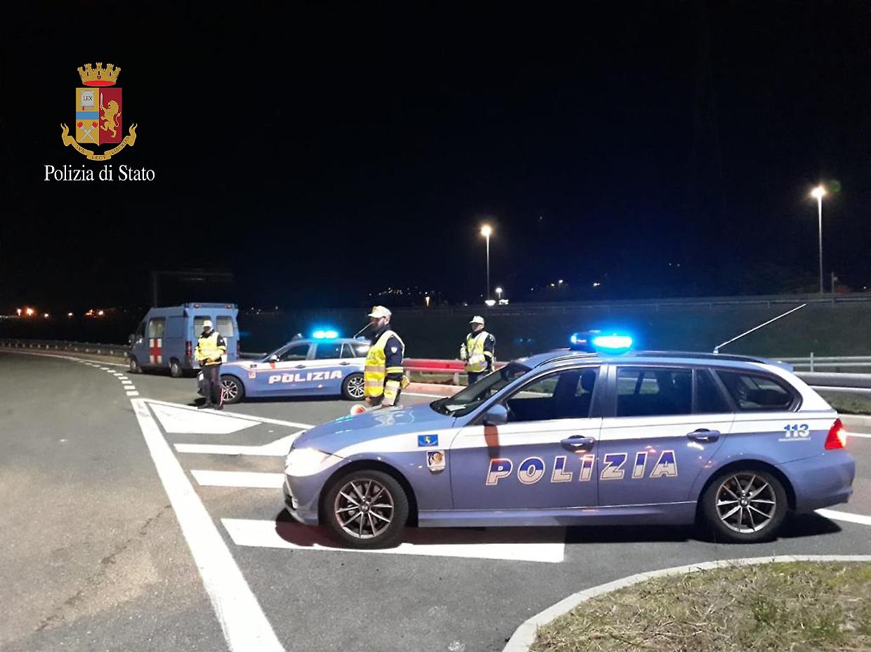 Arrestati due truffatori sull'A1: nascosti nei calzini i gioielli rubati a un'anziana