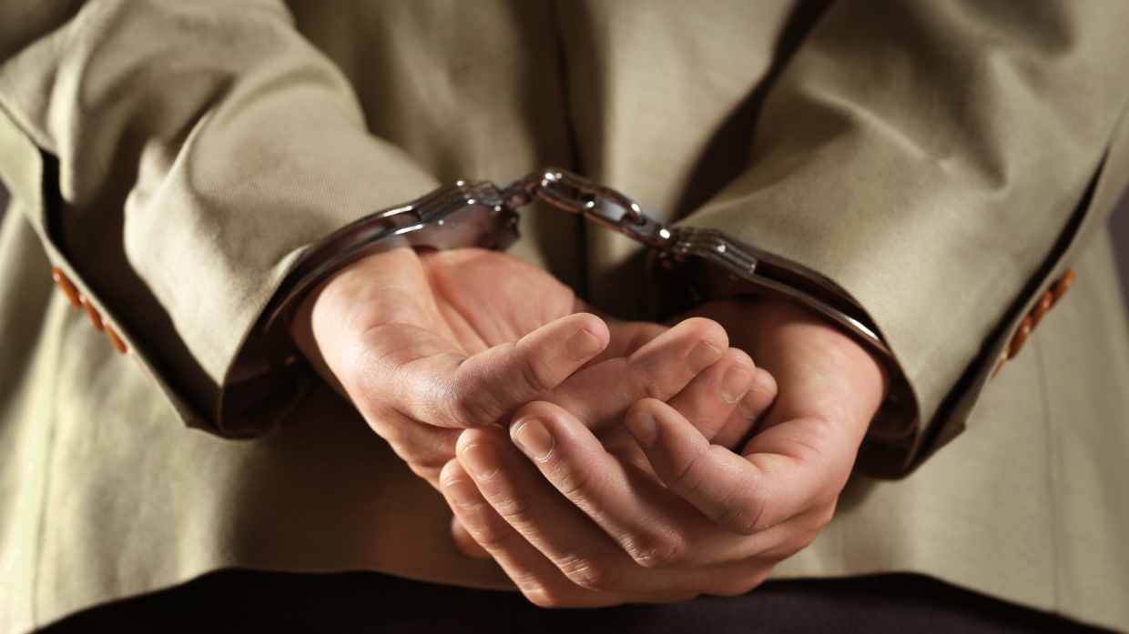 Armi, droga e 13.800 euro in casa. Arrestato pregiudicato italiano di 43 anni