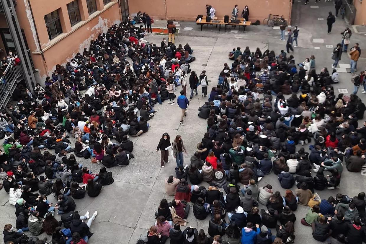 Occupato il "Minghetti": "Siamo contro la Meloni e il riarmo "