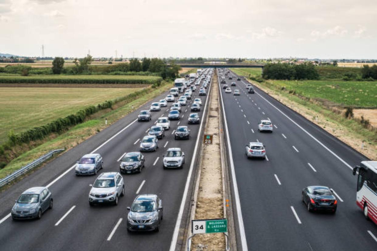 Incidente sulla A1: furgone ribaltato causa 4 km di coda tra Bologna e Modena