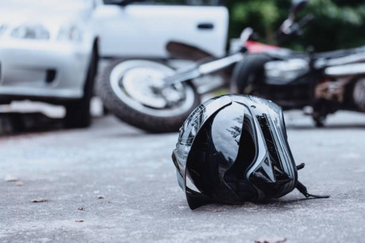 Scontro tra auto e moto all'incrocio di viale Pepoli e via Roncati a Bologna: motociclista in condizioni critiche