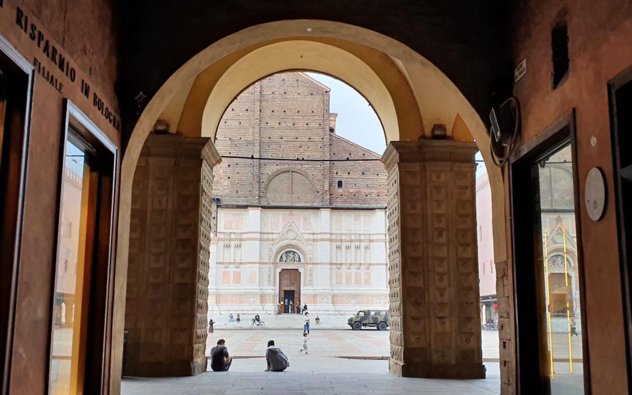 "Non è più il Voltone del Podestà, ma un Vespasiano"