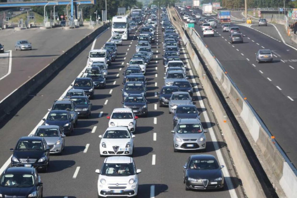 Traffico in tilt sull'A14: camion coinvolto in un incidente, code di 15 chilometri a Bologna