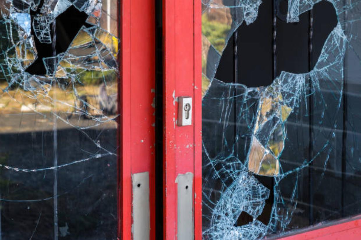 Arrestato 33enne a Gualtieri per furto in un negozio in viale Monte San Michele