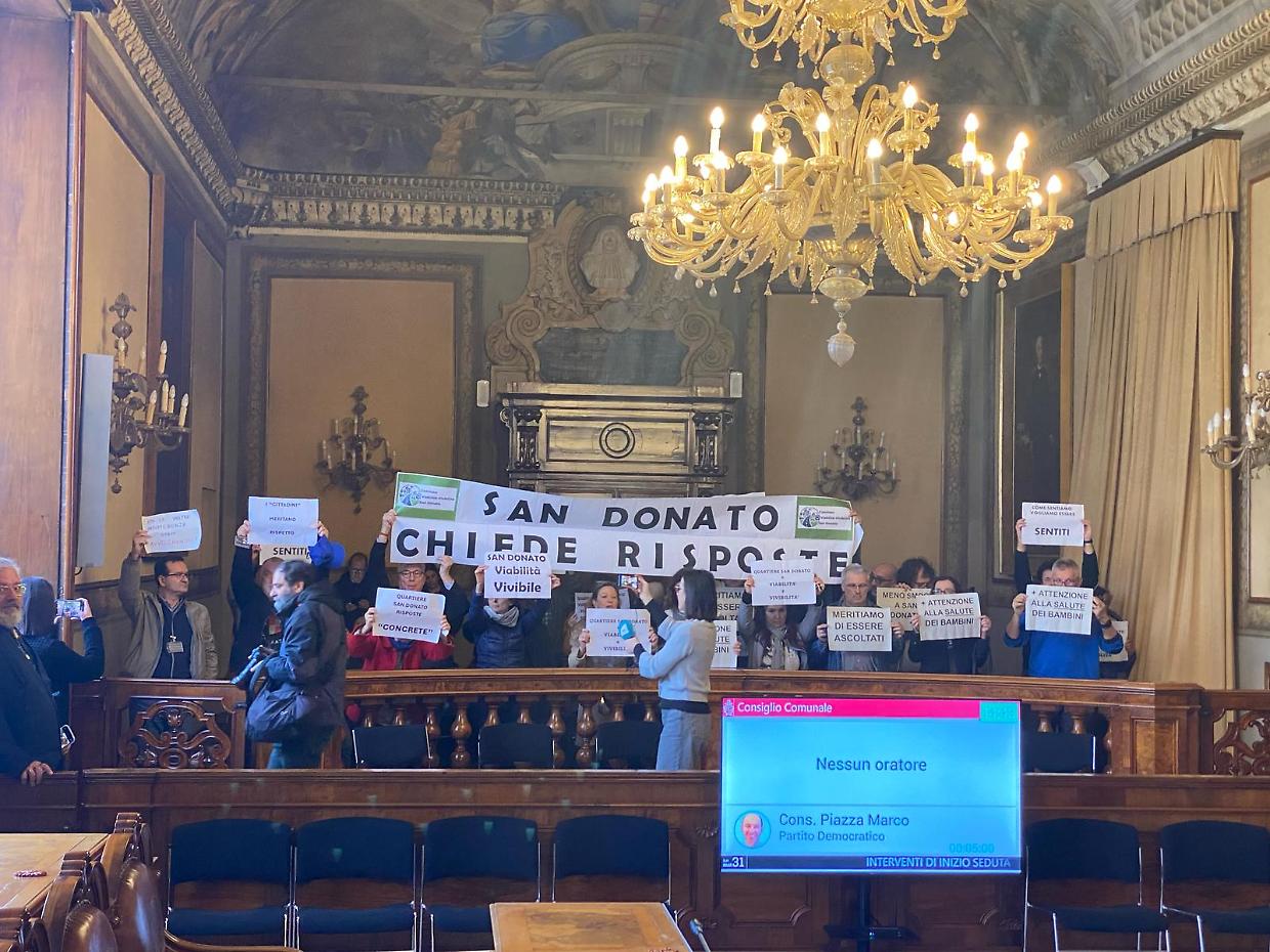 Blitz in Comune dei residenti di San Donato 