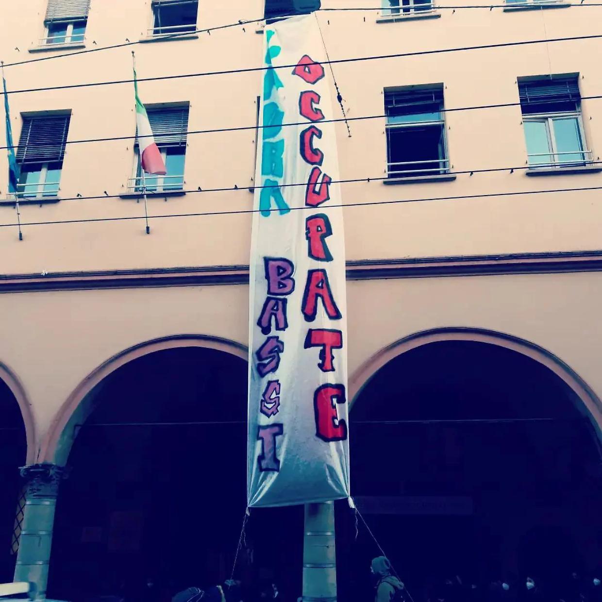 Il preside delle Bassi avverte: "Occhio, chi rompe, paga!"