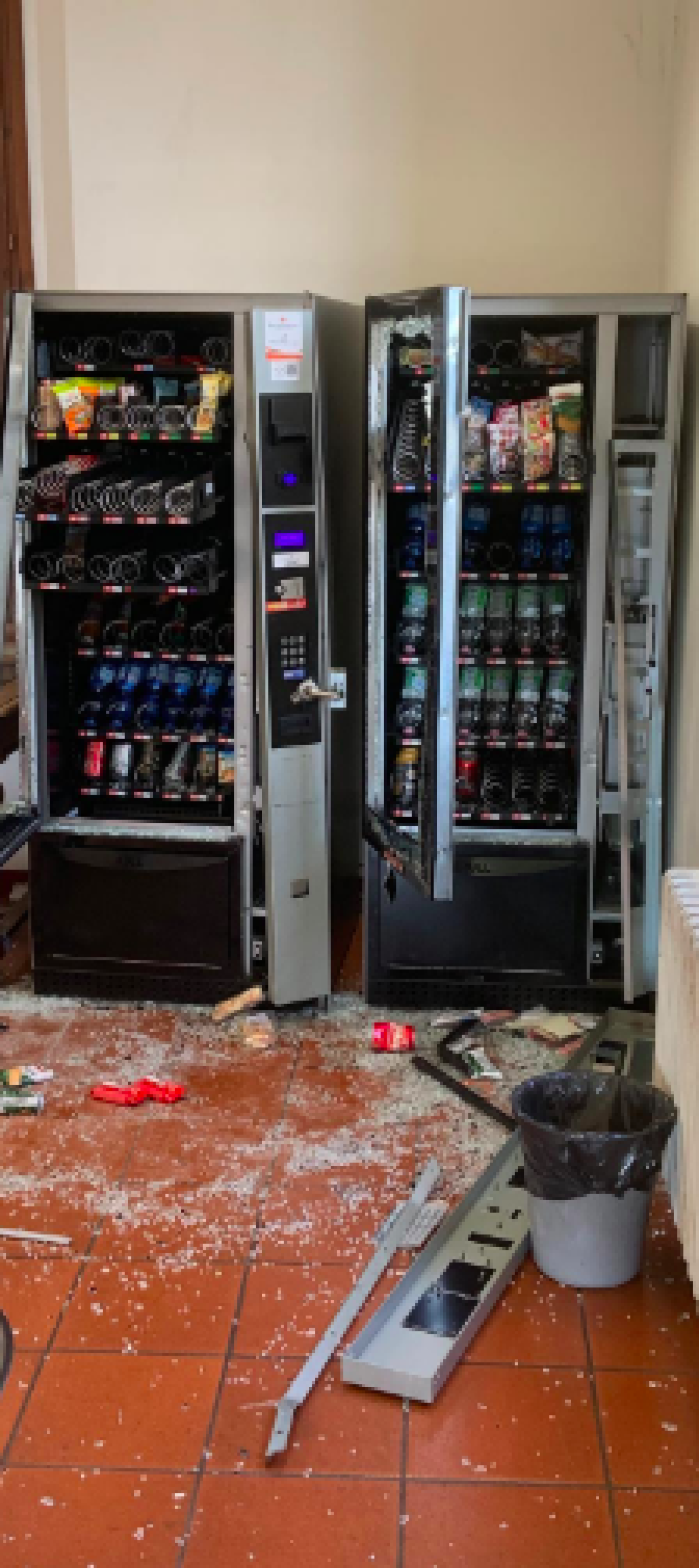 Vandali assaltano la sede del quartiere Navile in via di Saliceto