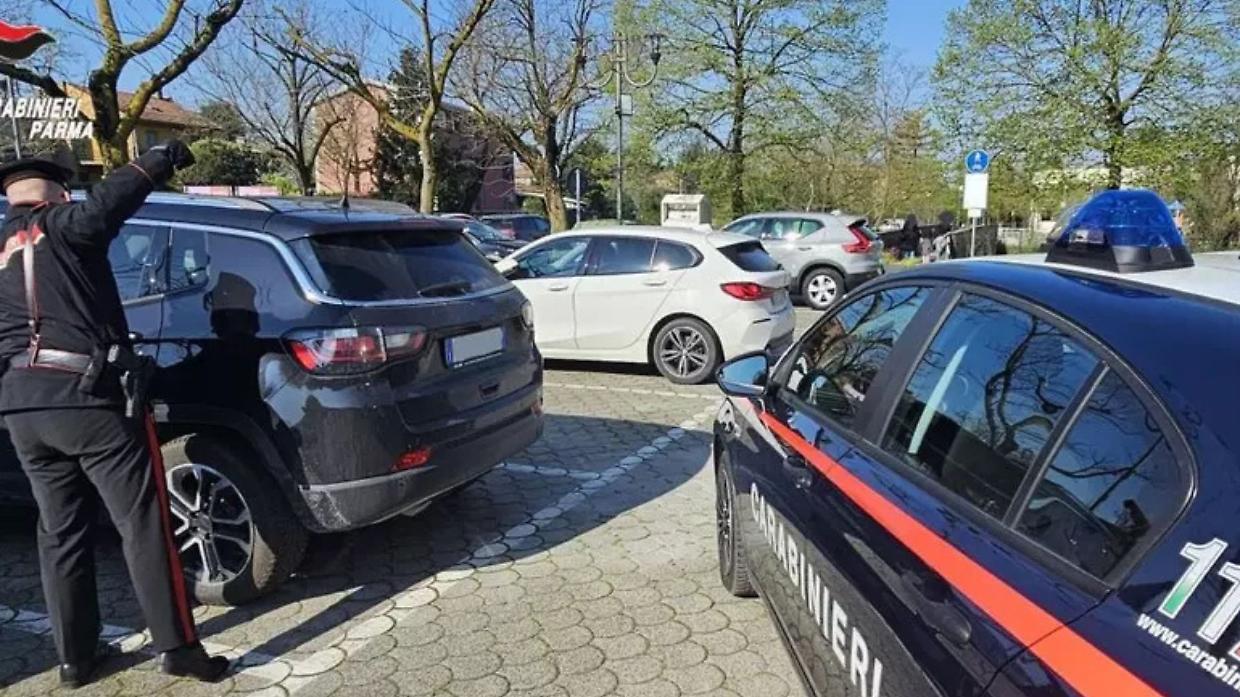 Noceto, bimba di 2 anni abbandonata in auto sotto il sole: madre denunciata