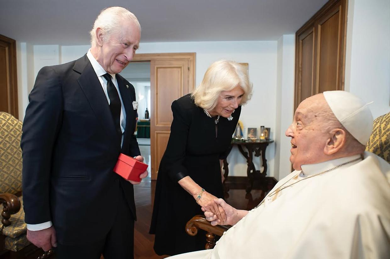 Carlo e Camilla in Vaticano: la foto dell’incontro con il Papa sorprende tutti