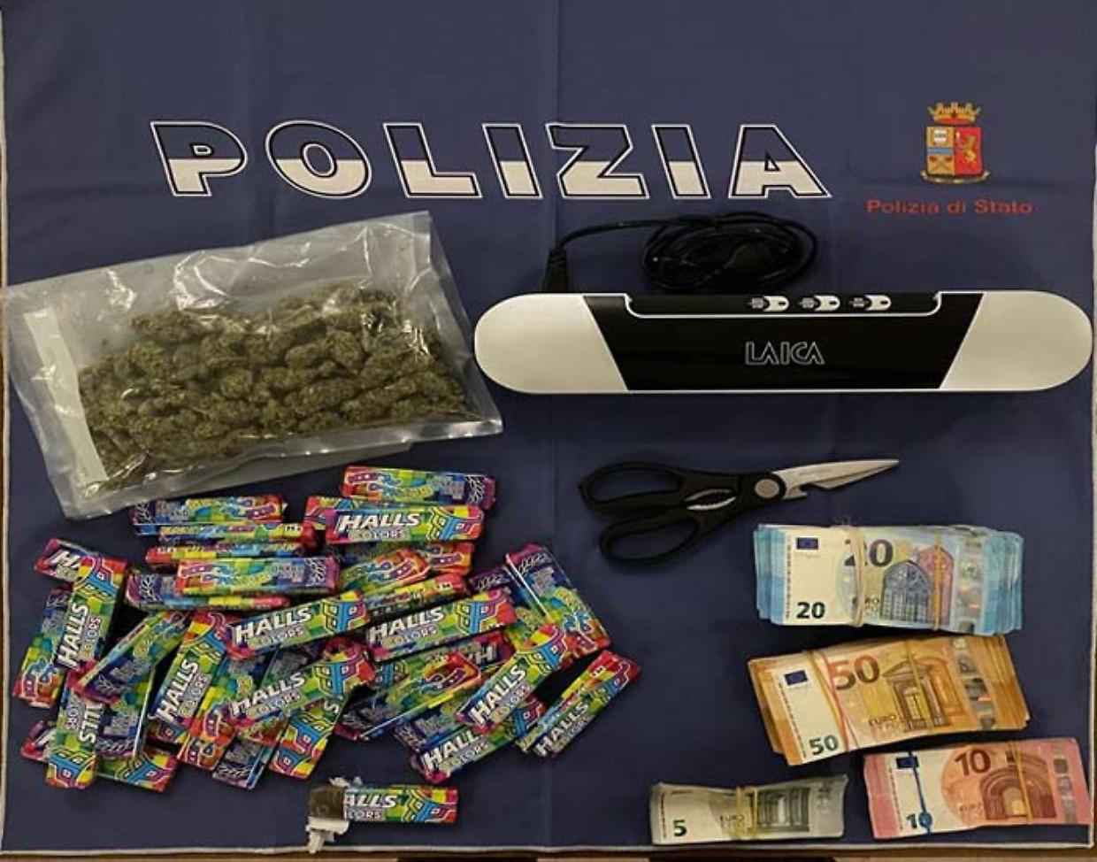 Arrestato 29enne reggiano con 7 kg di hashish, 400 g di marijuana e 18.000 euro in contanti