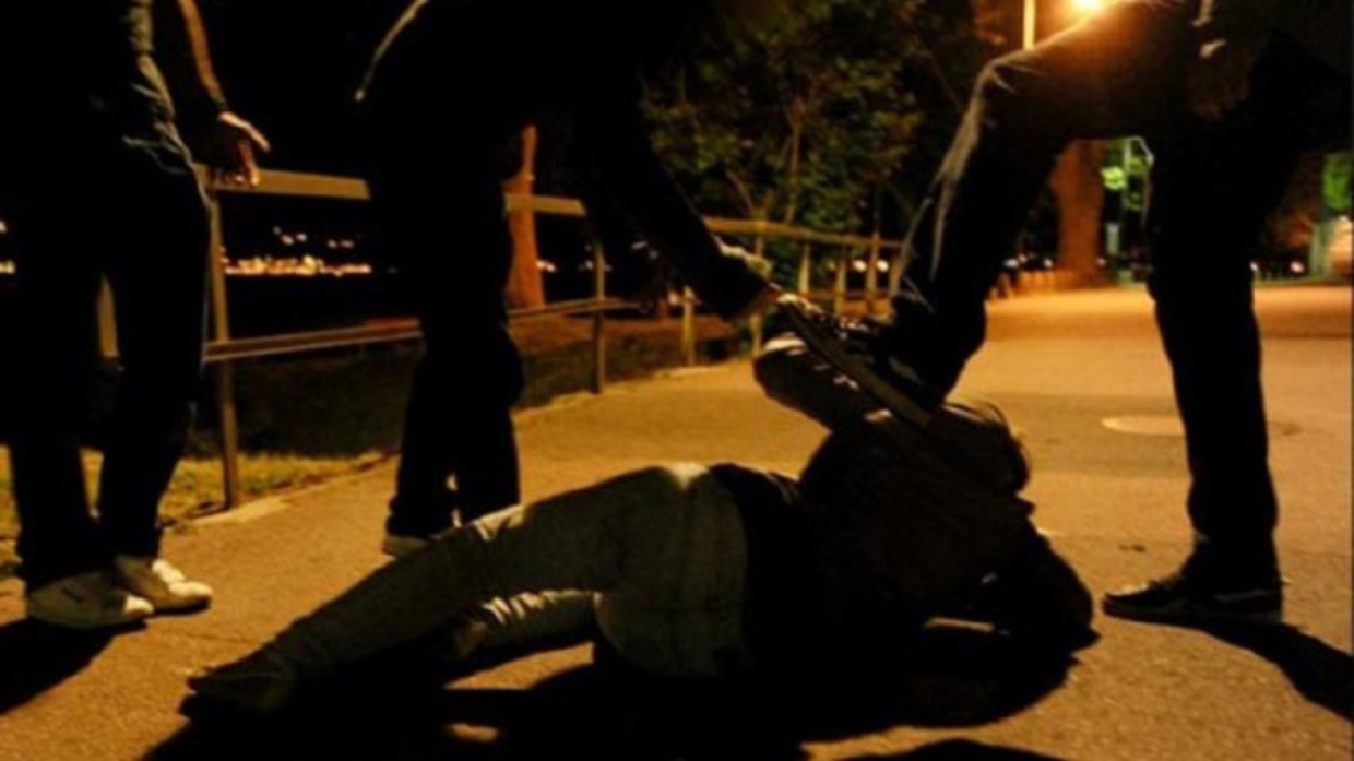 Bologna, 30enne aggredito e rapinato da una baby gang