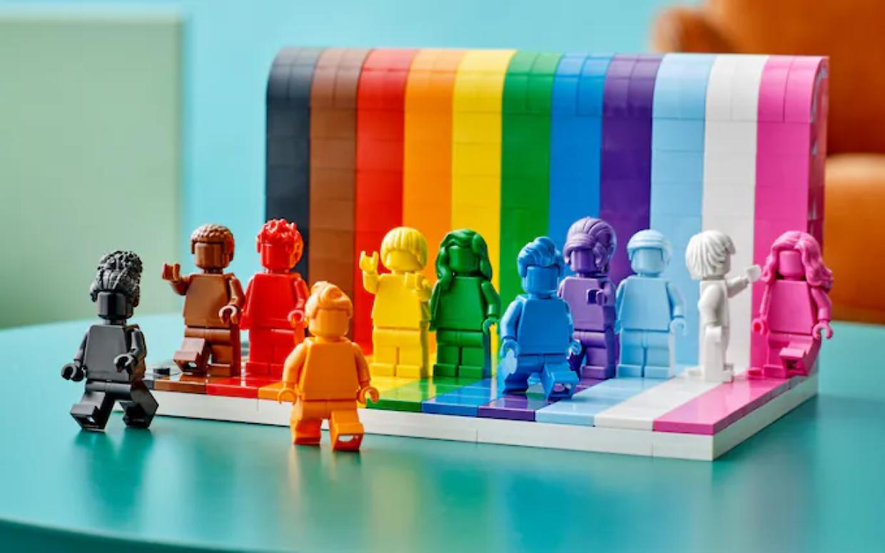Lego cambia strategia comunicativa: stop linguaggio inclusivo