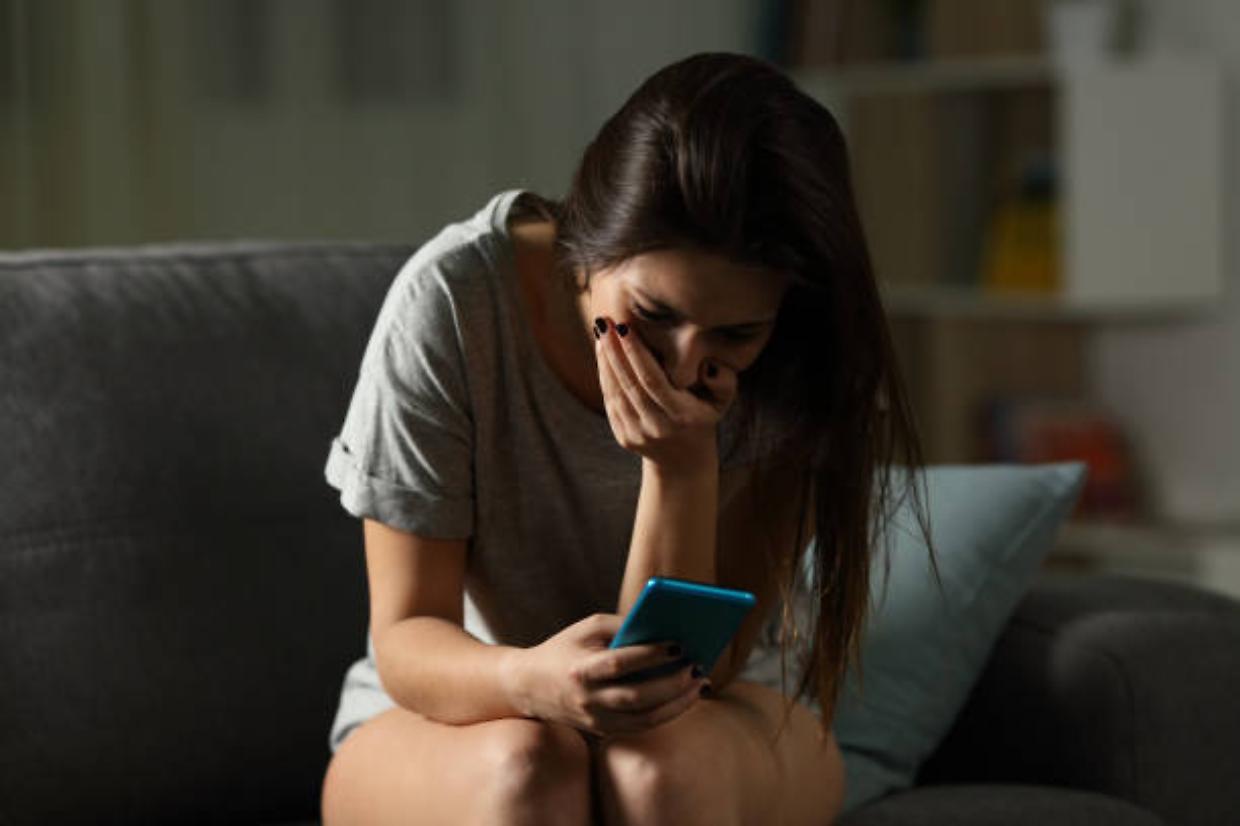 Una 16enne ha dovuto cambiare scuola per il suo orientamento sessuale