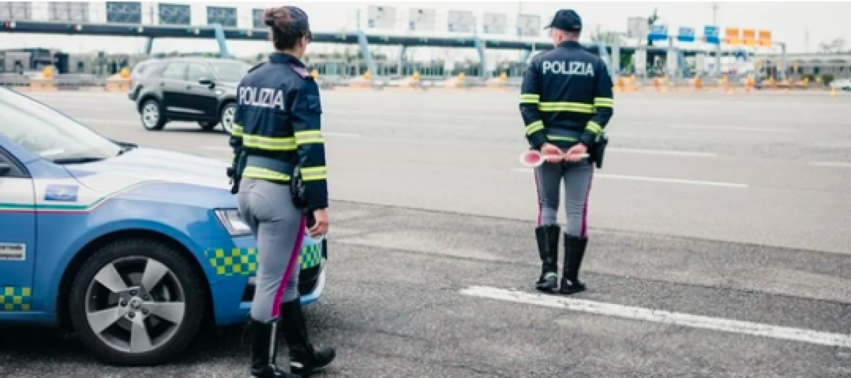 Guida sotto effetto di ketamina con la faccia cosparsa di cioccolato e il naso sporco di polvere bianca