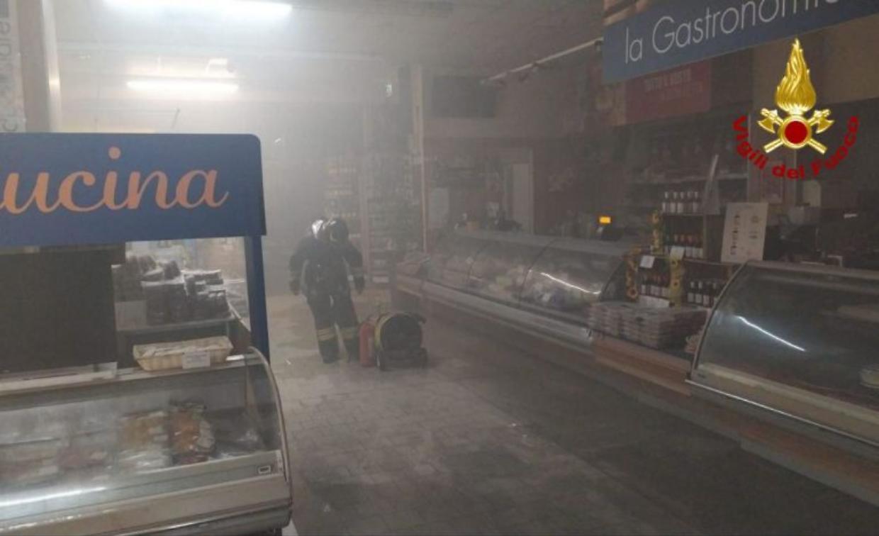 Incendio al supermercato Conad Le Querce: due dipendenti al pronto soccorso