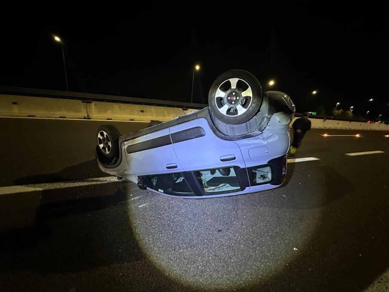 Poliziotto fuori servizio salva anziana incastrata nelle lamiere dell'auto ribaltata