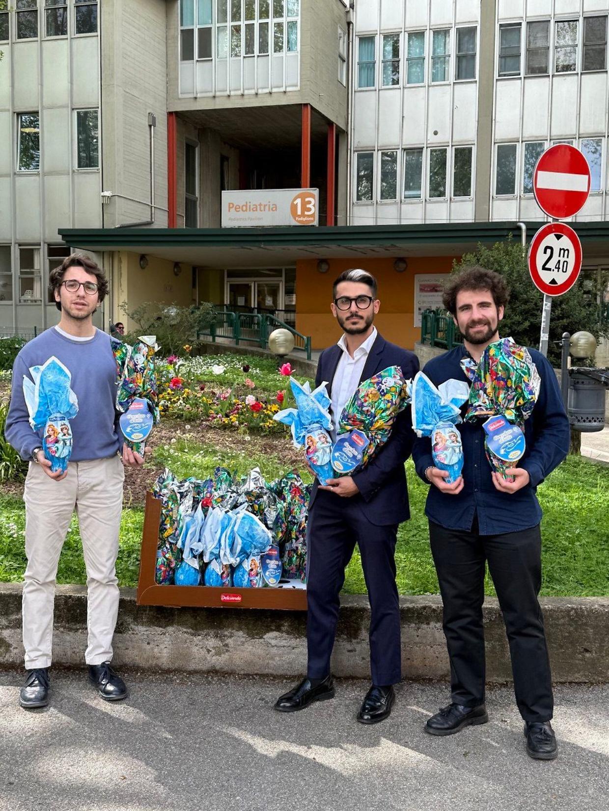 I giovani di Fi regalano uova, i giornalisti cattolici pregano in stazione