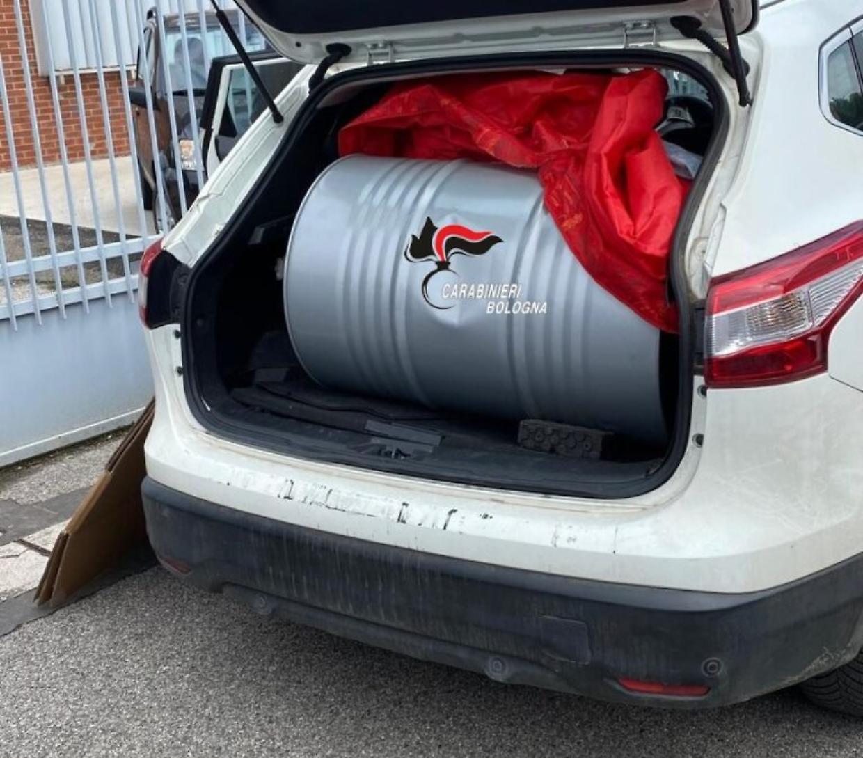 Furto in pausa pranzo a San Lazzaro: due dipendenti rubano un fusto d'olio da 6.000 euro, arrestati dai carabinieri 