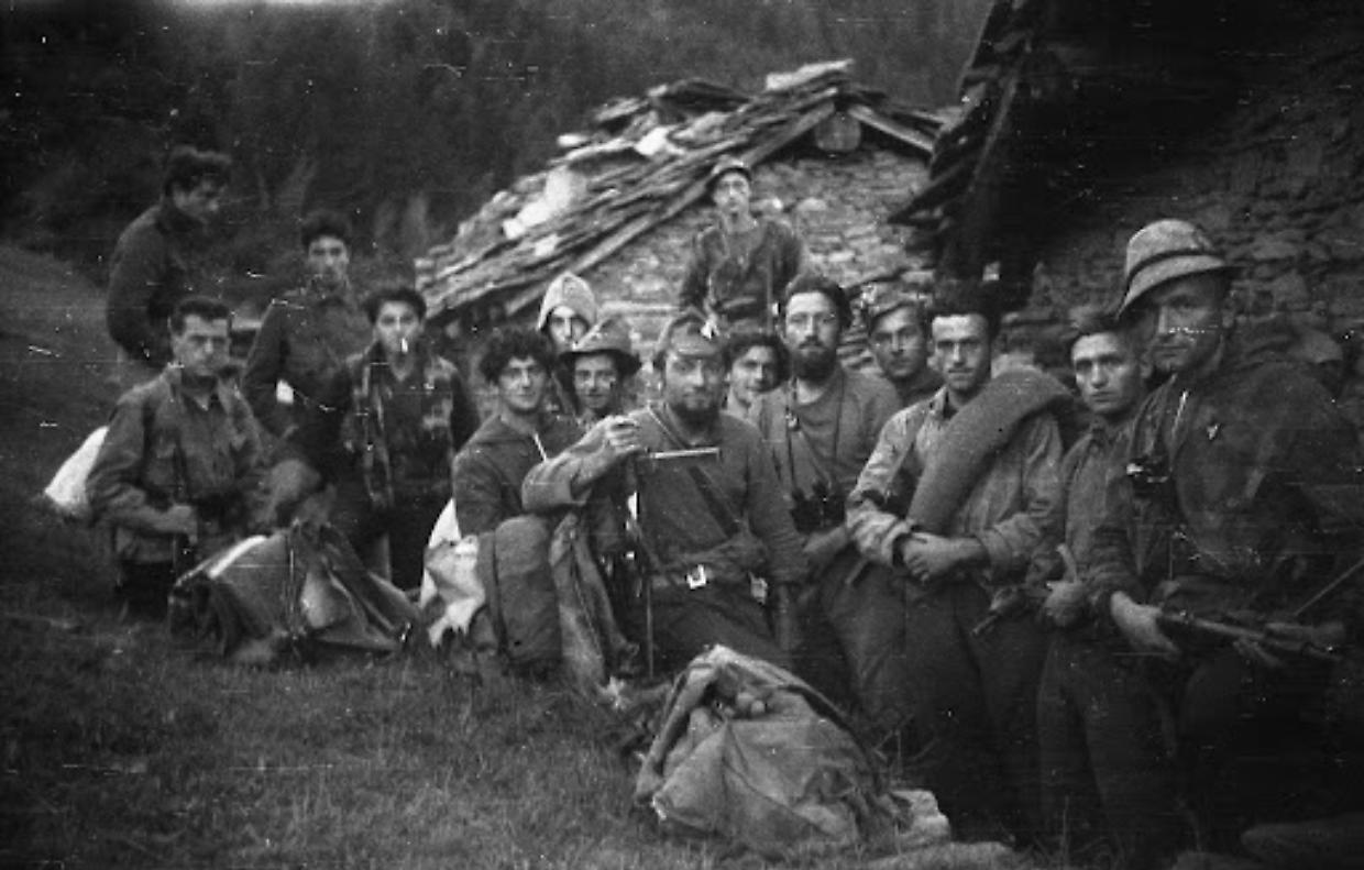 Come celebrare la fine della guerra, se qualcuno ancora ha le armi in pugno?