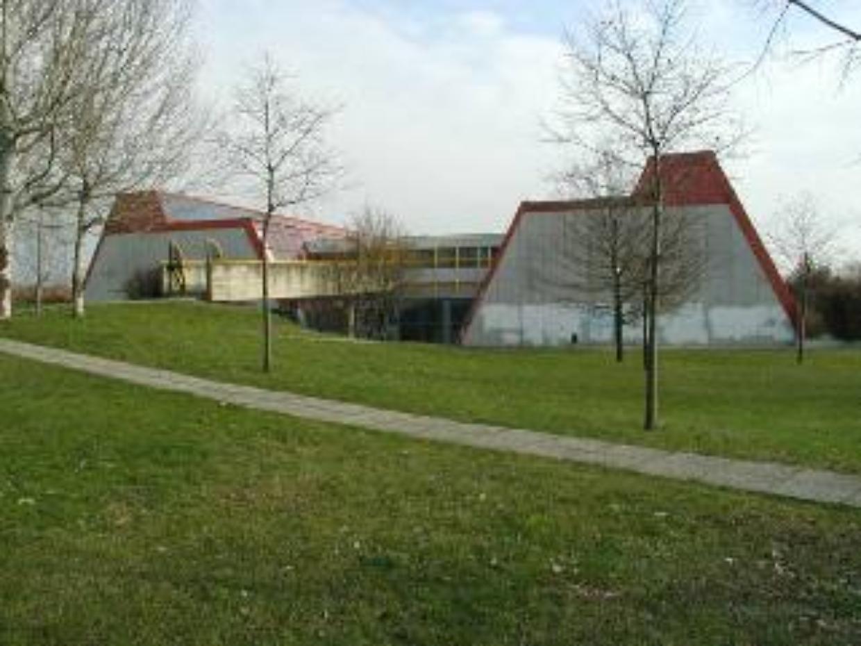 Ritorno in aula per gli studenti delle scuole Zanotti e De Vigri: esclusa la presenza di amianto