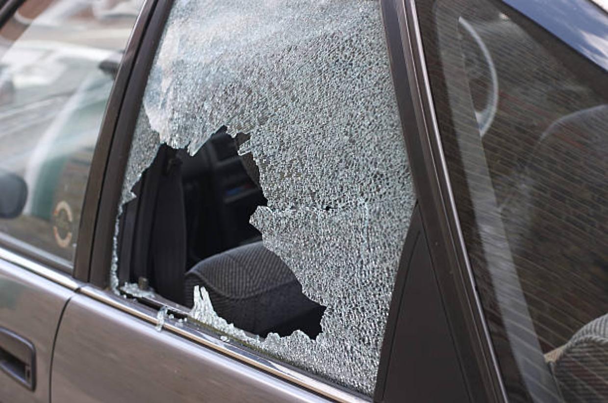 Colpo in pieno giorno alla Bolognina: arrestati due ladri-vandali sorpresi a rubare su un'auto