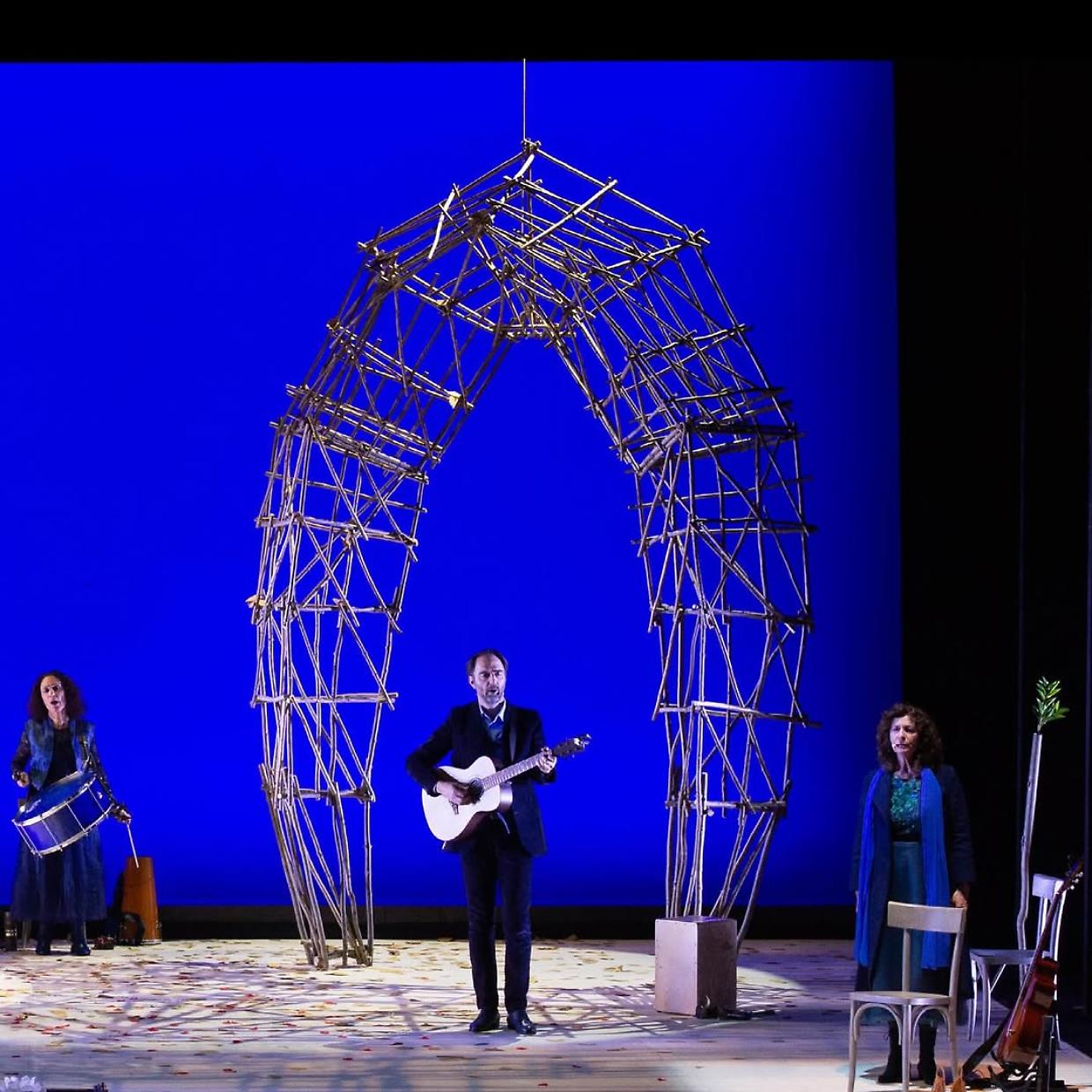 Neri Marcorè porta in scena 'La Buona Novella' di Fabrizio de Andrè al Teatro Duse