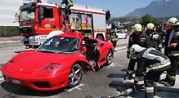 Ferrari 812 Superfast si schianta in tangenziale: traffico in tilt a Modena