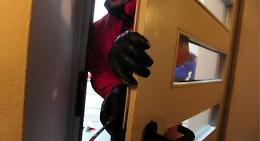 Aggressione a Casalecchio: anziana aggredita e derubata nell'atrio di casa