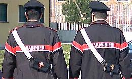 Passeggia con fare sospetto: fermato 39enne in possesso di droga e materiale per lo spaccio