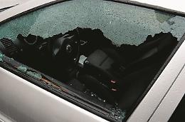 Banda di vandali devasta una decina di auto fuori da una discoteca di Riccione