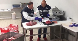 Ingente sequestro di alimenti dal valore commerciale di 180.000 euro, partono sanzioni da 3.500 euro