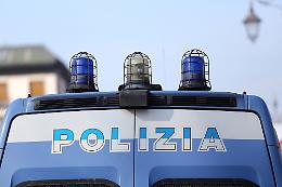 Poliziotti fermano due ragazzi sospettati di spaccio e vengono accerchiati dalla folla che difende i due giovani