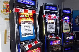 Sala giochi sanzionata con 74 macchine accese fuori orario a Bologna