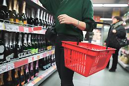 Donna derubata del portafoglio nel supermercato di Fabbrico: individuati e denunciati tre responsabili